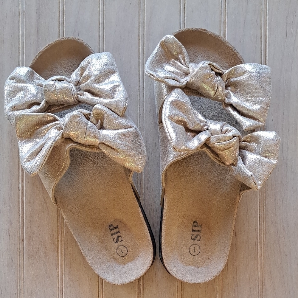 NEW Sip Boutique Metallic Gold Bows Slip-On Girly Fun Comfy Sandals Cork Footbed - Picture 1 of 9